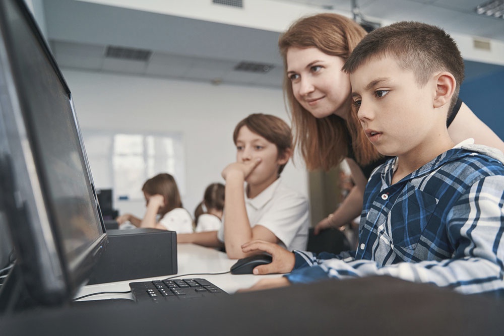 Дети в классе изучают основы кибербезопасности и правила работы в сети.