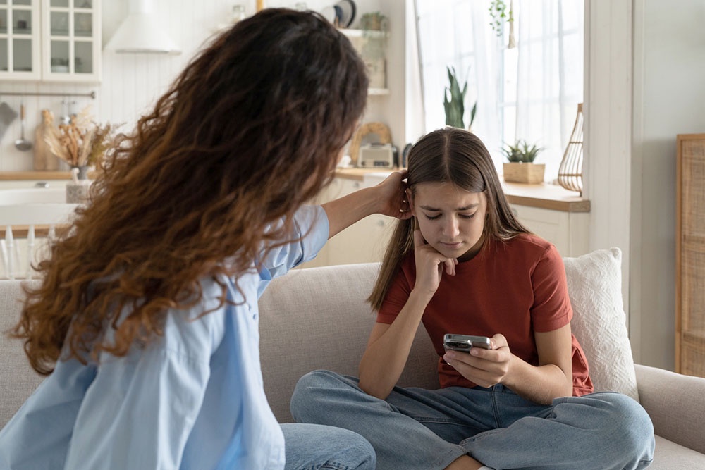 Мама и дочь разговаривают обсуждая правила поведения в социальных сетях.