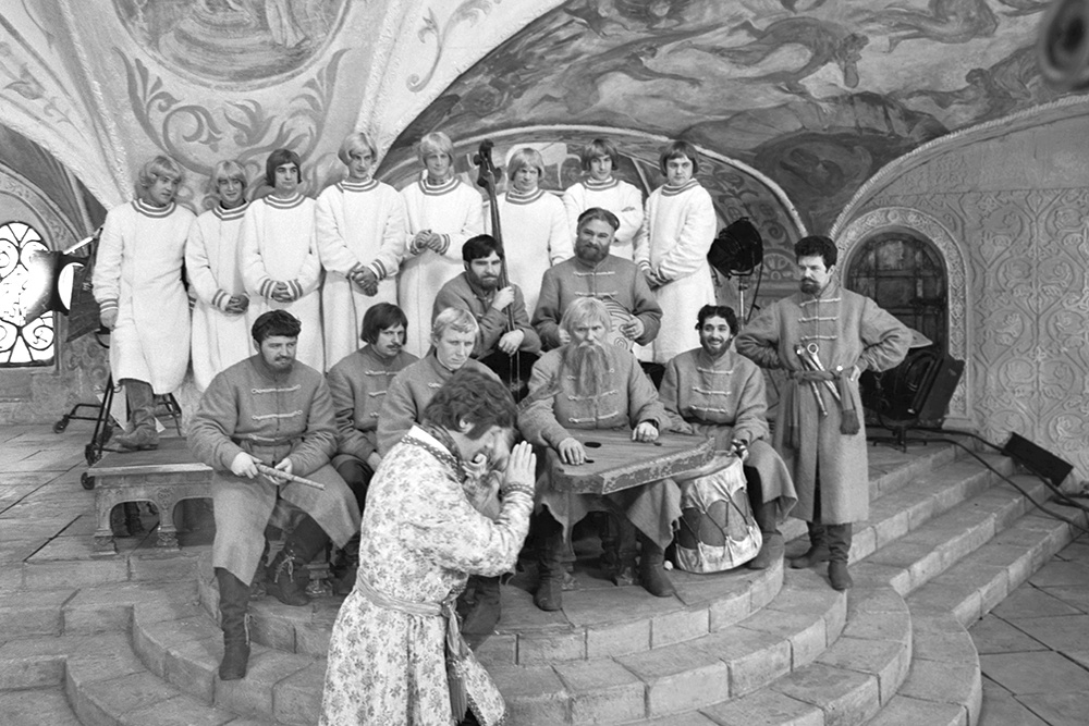 На съемках художественного фильма "Иван Васильевич меняет профессию" режиссера Леонида Гайдая в палатах Ростовского кремля. Кинокартина снималась на киностудии "Мосфильм" в 1973 году.