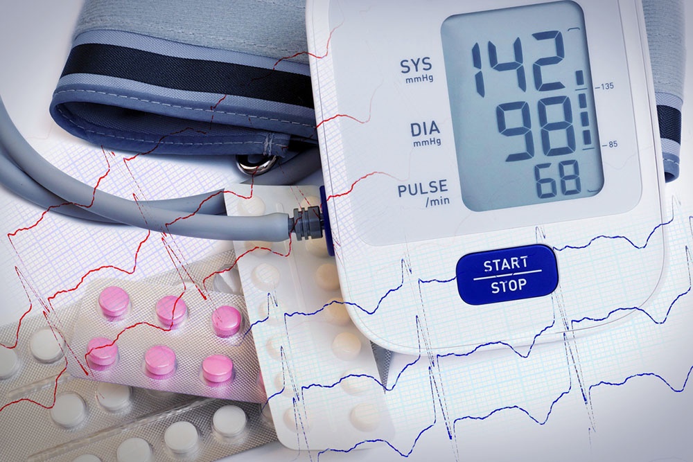 Экран тонометра с цифрами, указывающими на гипертонию.