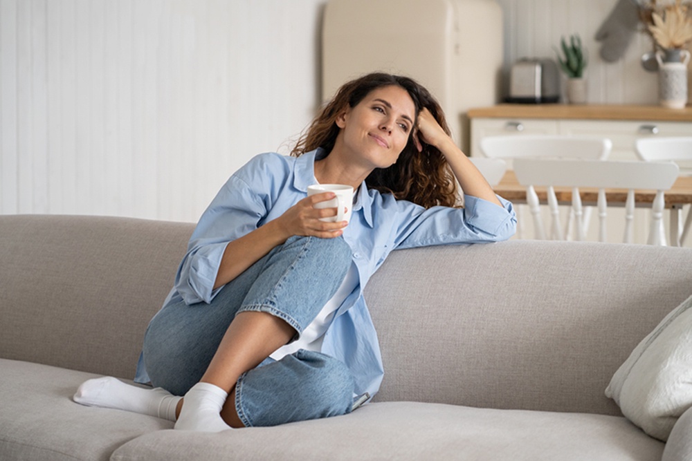 Женщина в хорошем настроении  и с хорошим самочувствием  у себя дома.