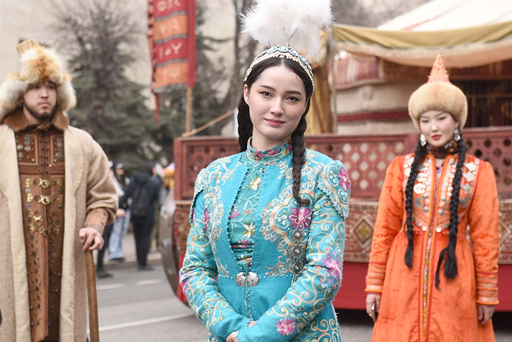 Участники шествия в национальных костюмах во время празднования Навруза в Алма-Ате.