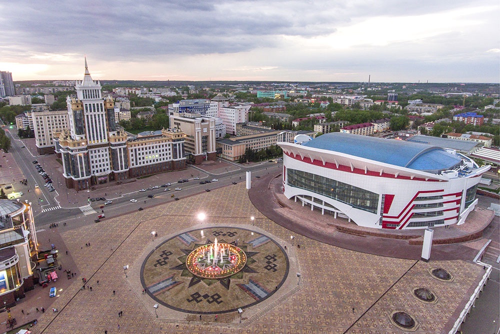 Вид на здание Мордовского государственного университета имени Н. П. Огарева и Дворец спорта.