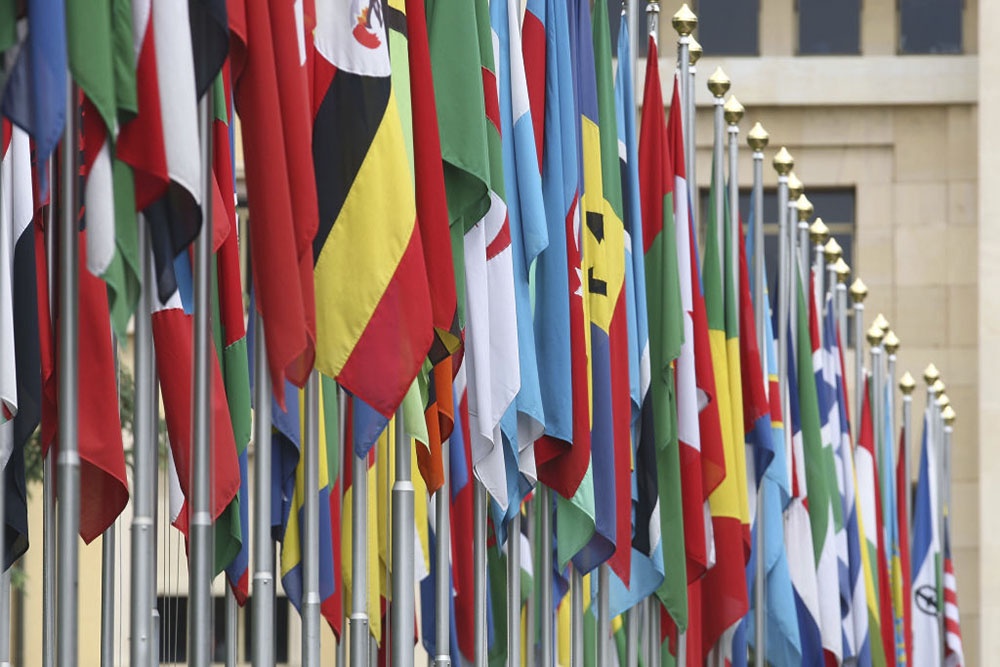 Флаги стран участников у здания ООН в Женеве.