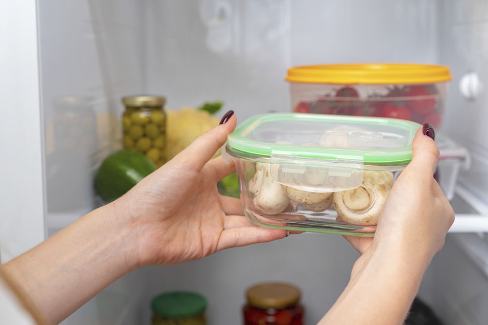 Пластиковые контейнеры с фруктами и овощами, готовые к хранению.