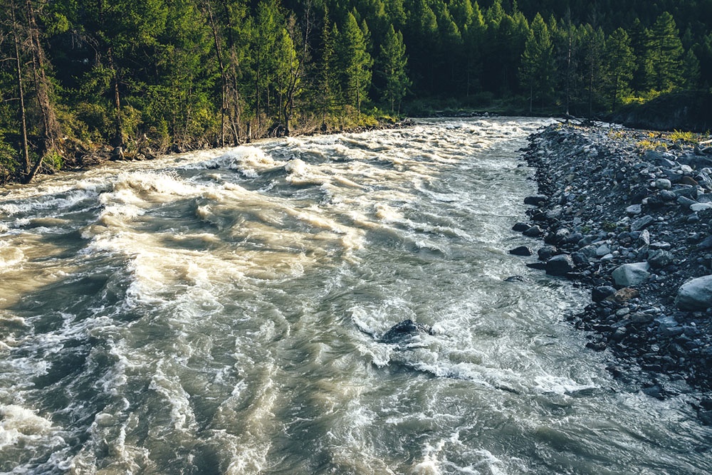Алтайские горы, бурная река, восход солнца.