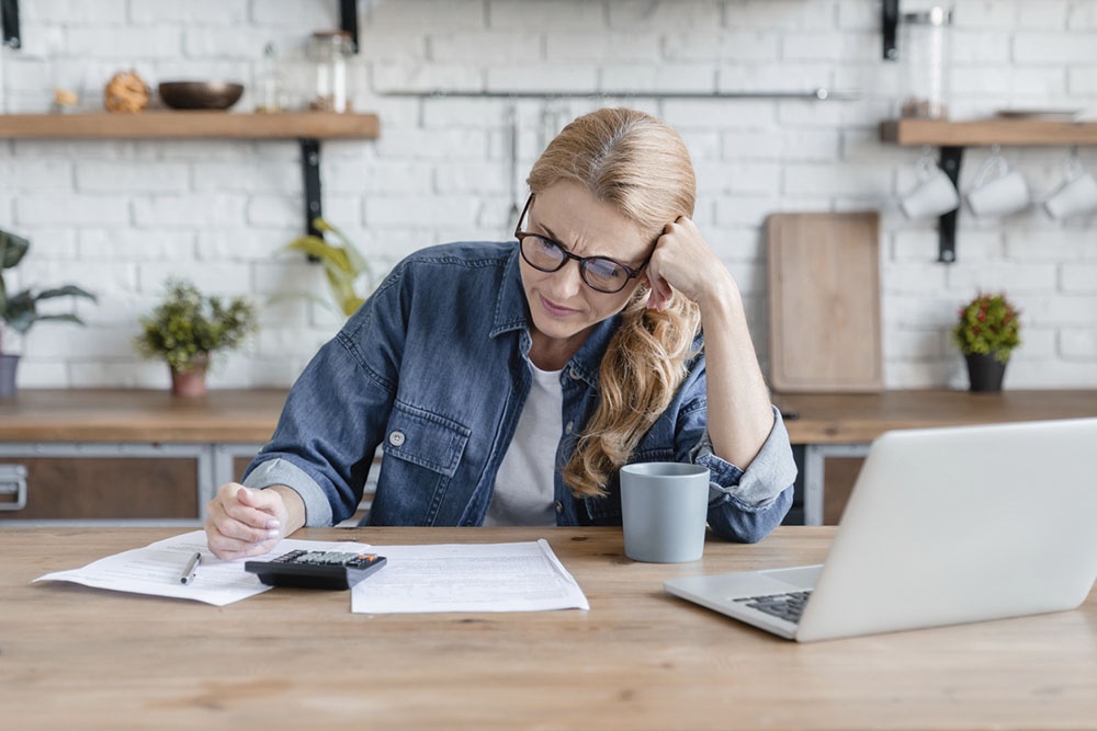 Женщина получила отказ от банка в ипотеке.