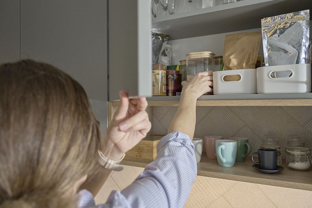 Хранение круп и консервов в кухонном шкафу.