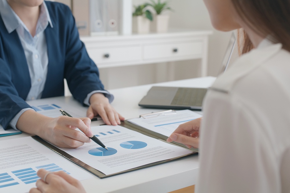 Инвестор беседует с брокером.