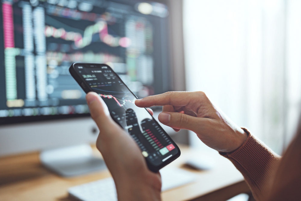 Инвестор совершает сделку на фондовом рынке через интернет.