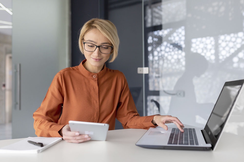 На столе рядом лежат планшет и ноутбук - два устройства для сравнения при выборе техники для учебы и работы.