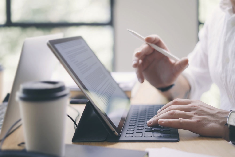 Планшет с подключенной клавиатурой и стилусом - аксессуары для работы, учебы и творчества.