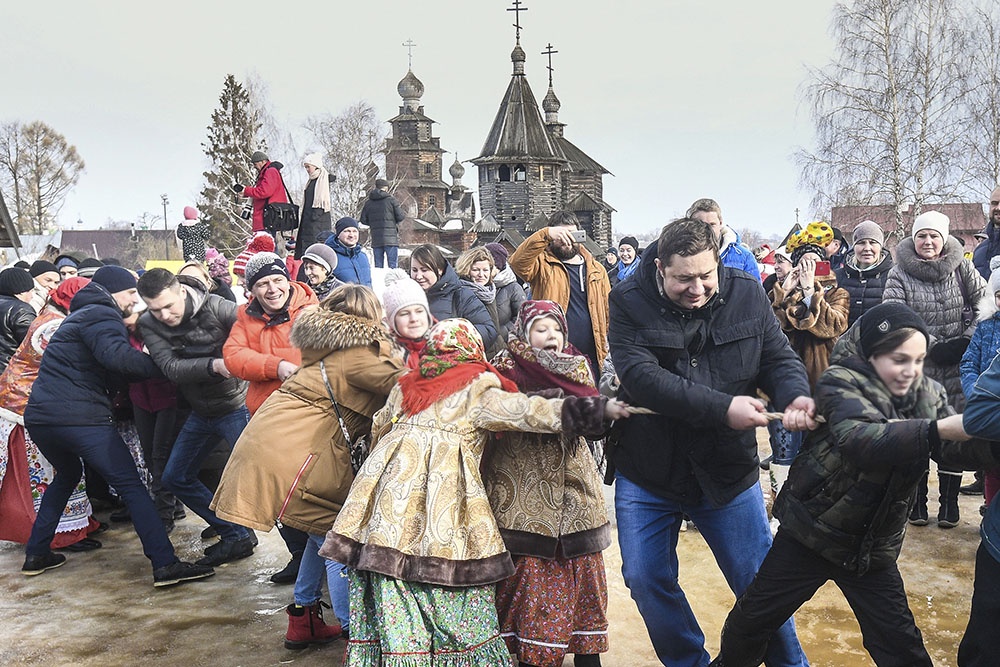 Праздновании Широкой Масленицы в Суздале. Перетягивание каната.