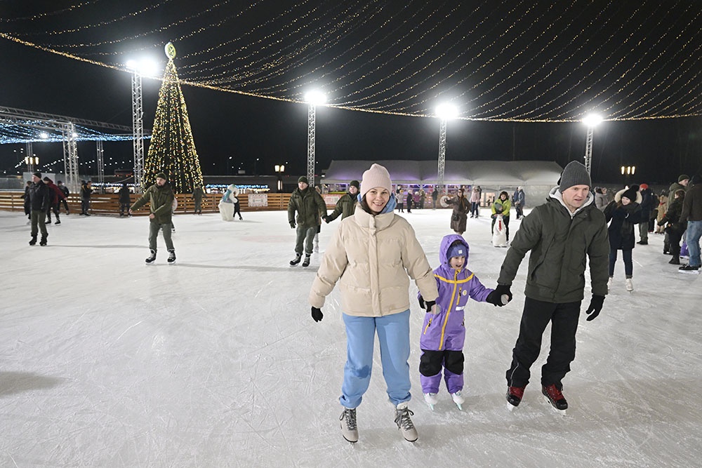 Посетители на катке на Соборной площади.