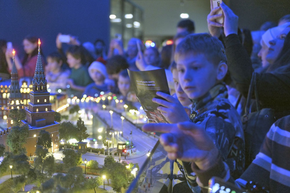 Посетители на открытии интерактивного музея "Шоу-макет "Моя Россия" в павильоне № 33 на ВДНХ в Москве. 
