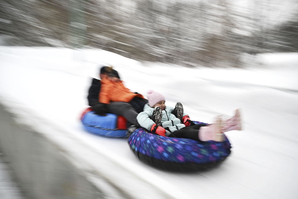 Отдыхающие катаются на тюбингах в парке 50-летия Октября в Москве.