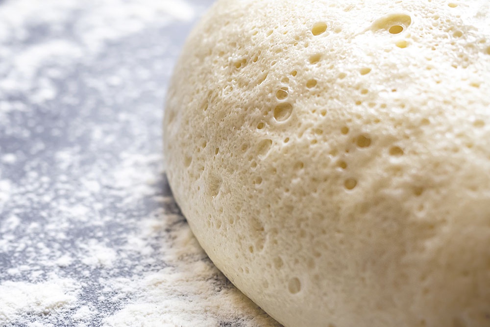 Хорошо вымешанное дрожжевое тесто.