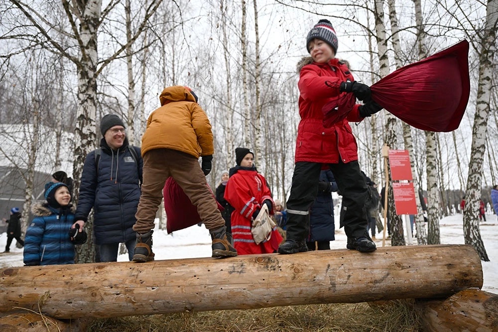 Посетители на праздновании Масленицы в арт-парке "Никола-Ленивец" Калужской области.