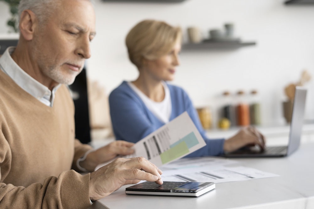 Пенсионер и созаемщик рассчитывают условия оплаты ипотеки.