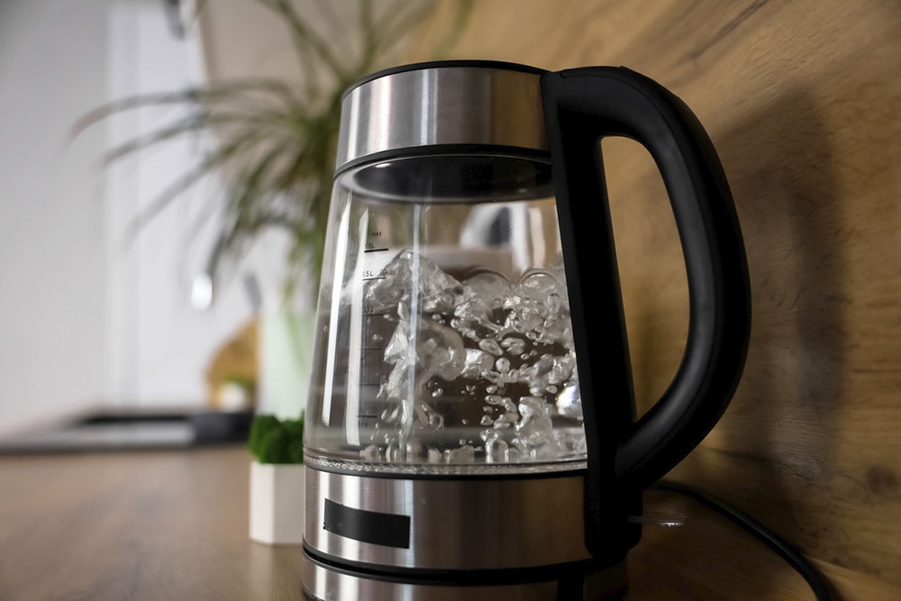 Чайник кипит.