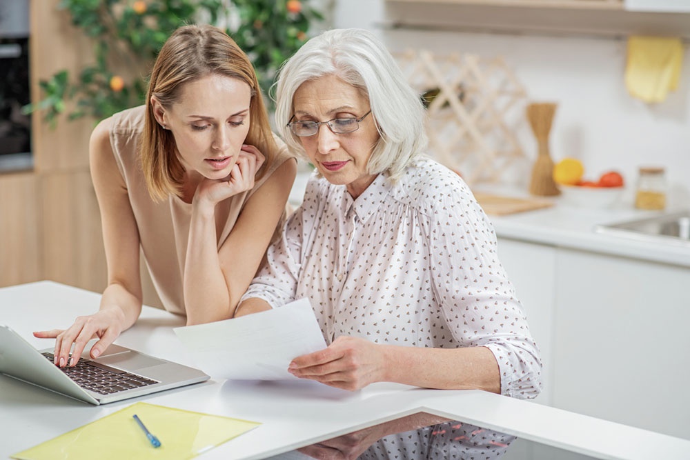 Пенсионер и созаемщик изучают условия договора по  ипотеке.