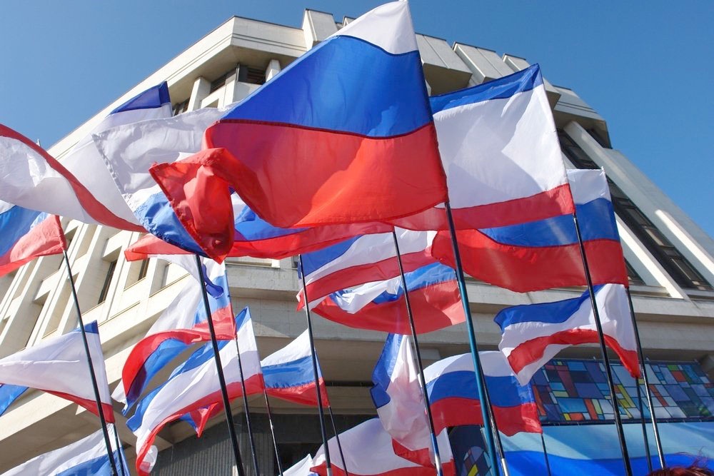 Флаги, празднование воссоединения Крыма и России.