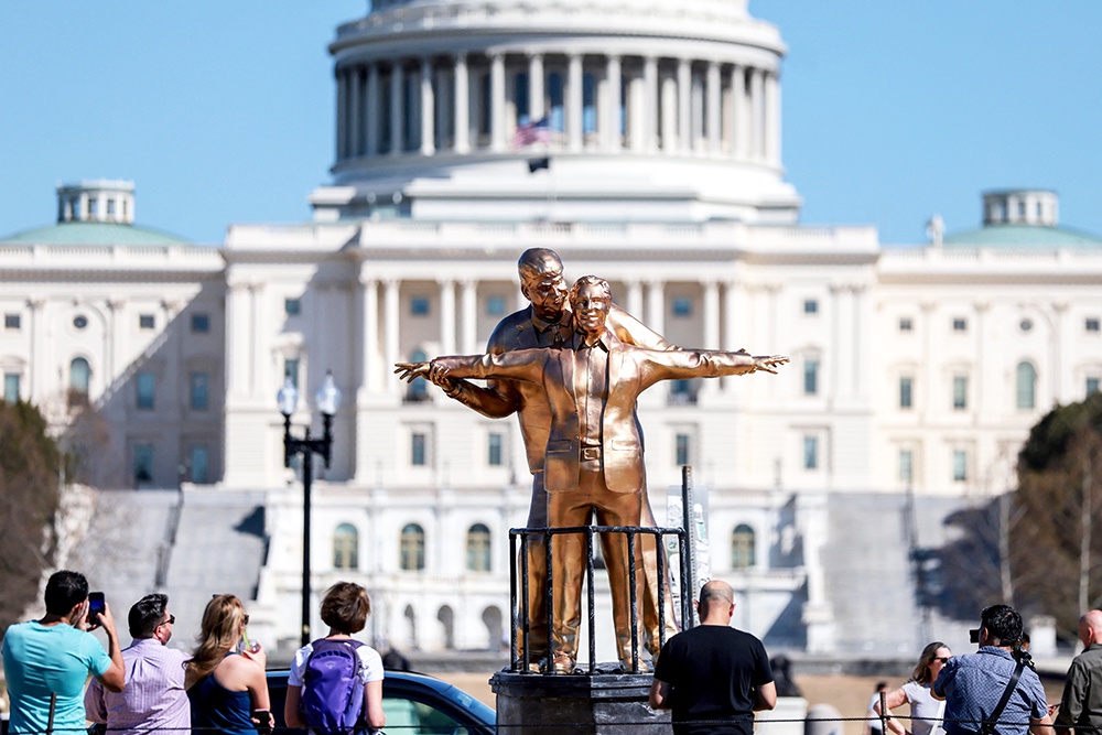 В Вашингтоне установили 4-метровую статую Трампа и Эпштейна