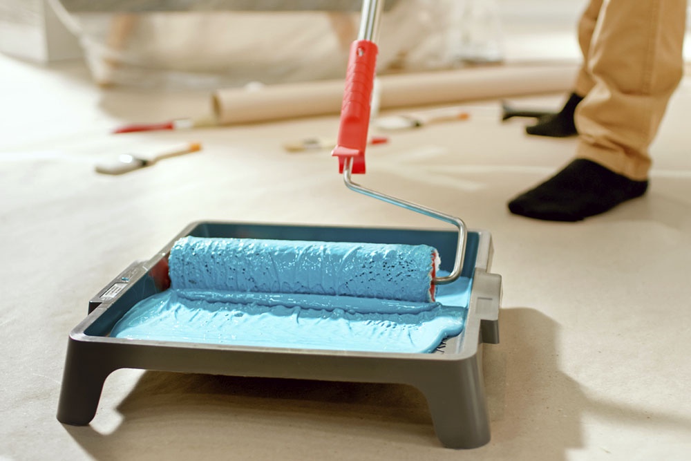 Краска в лотке для валика.