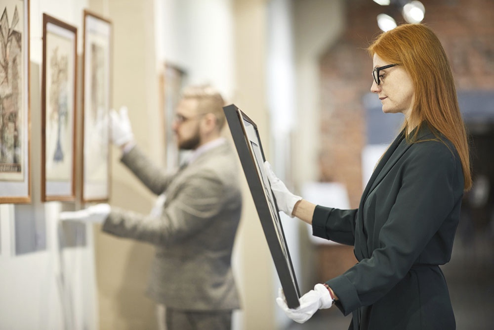 Сотрудник музея за работой.