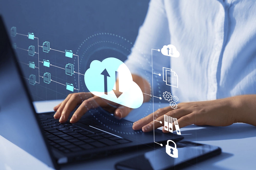 Концепт облачного хранения данных. Человек работает с данными, которые хранятся в облаке.