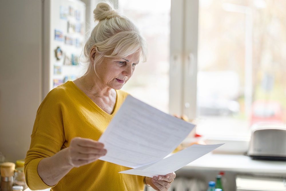 Женщина проверяет документы, дубликаты.