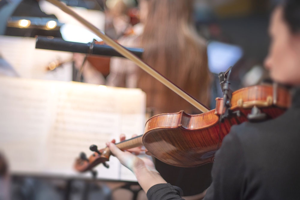 Музыкант играет на скрипке.