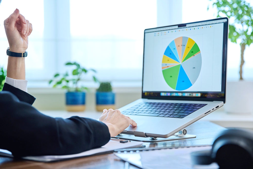 Подставка под ноутбук на рабочем столе.