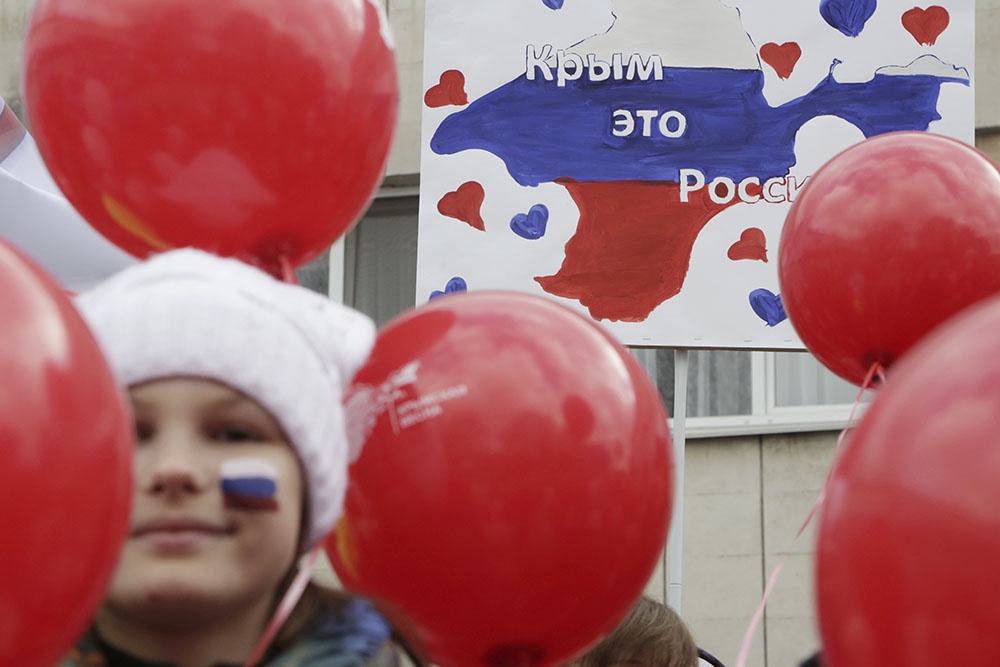 Участники праздничного профлеш-парада "Наша Крымская весна", посвященного второй годовщине присоединения Крыма к России, на площади перед Дворцом пионеров в Симферополе.