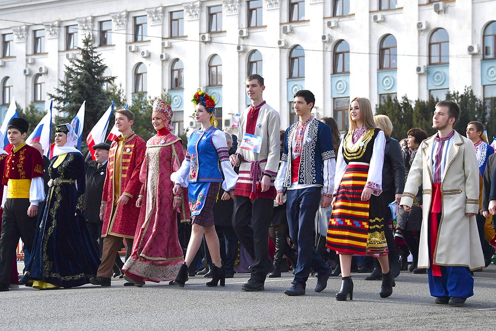 Праздничное шествие, посвященное 5-й годовщине Общекрымского референдума 2014 года и воссоединения Крыма с Россией, в Симферополе.