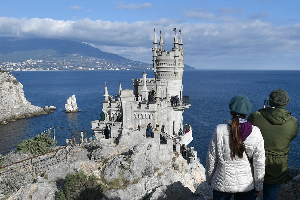Дворец-замок "Ласточкино гнездо" в Крыму.