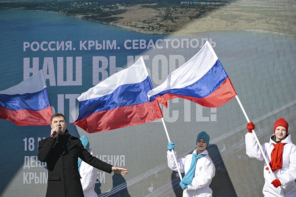 Участники праздничного мероприятия, посвященного 10-летию воссоединения Крыма с Россией, в Центральном парке Новосибирска.