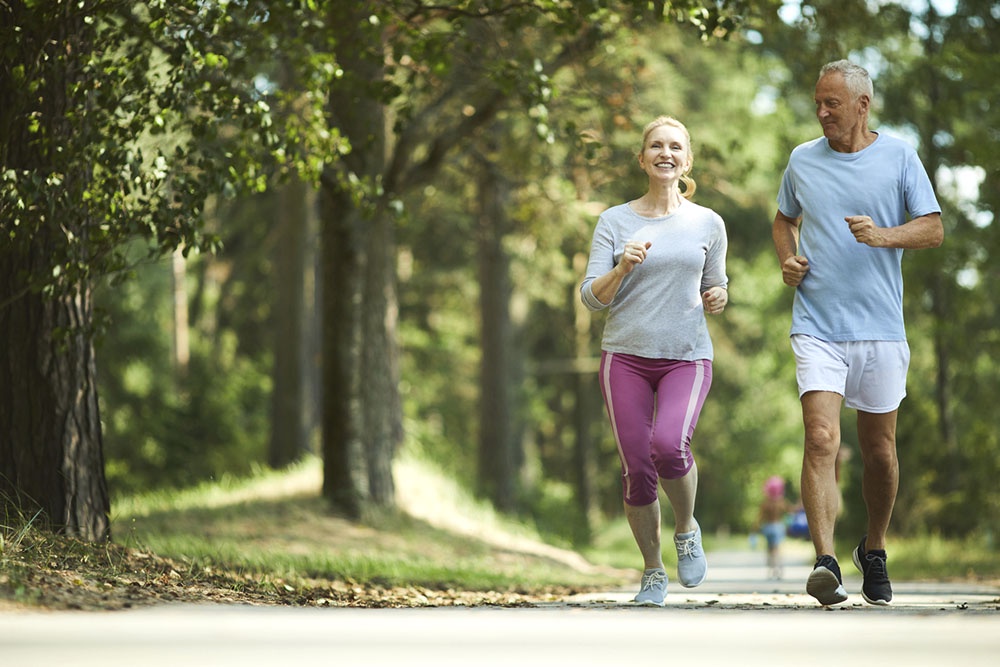 Мужчина и женщина на пробежке.