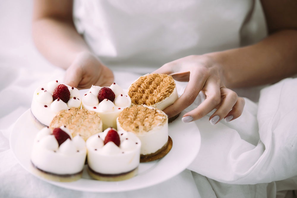 Женщина ест пирожное.