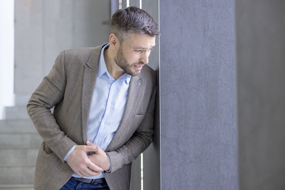 Мужчина испытывает сильный стресс.