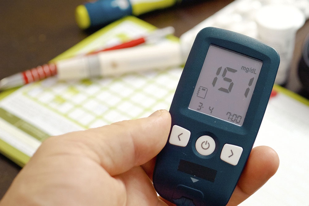 Повышенный уровень в крови на глюкометре.