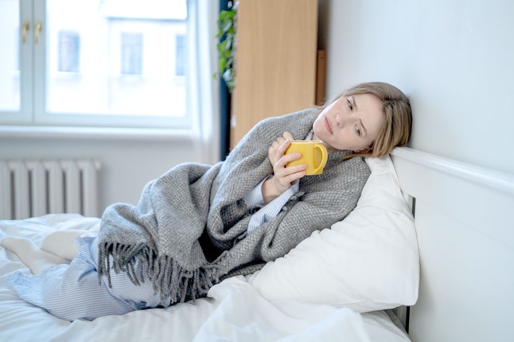 Женщина испытывает хроническую усталость.