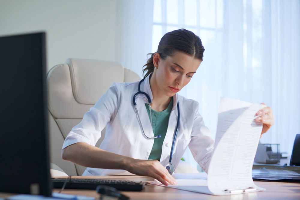 Врач изучает анализы пациента.