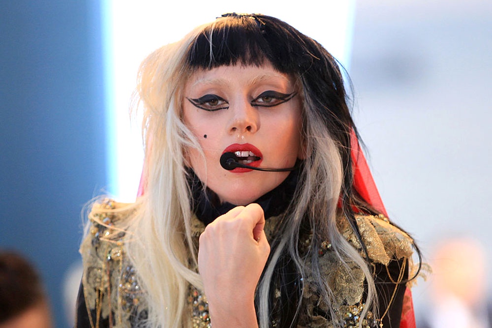 Леди Гага выступает на сцене  в Каннах, 2011 год.