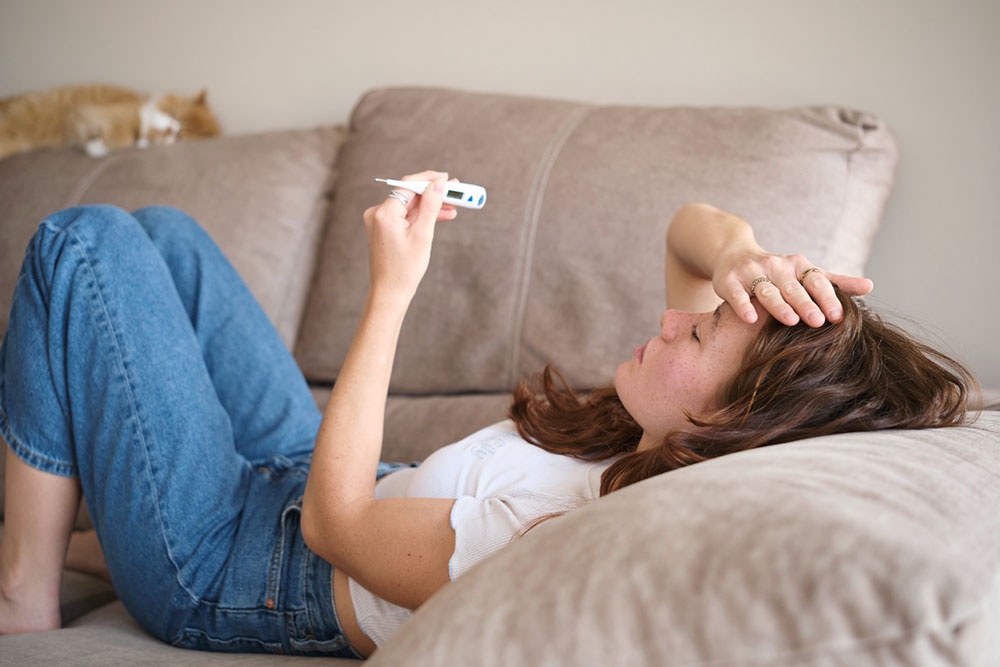 У женщины повышена температура, симптомы инфекции после укуcа клеща.