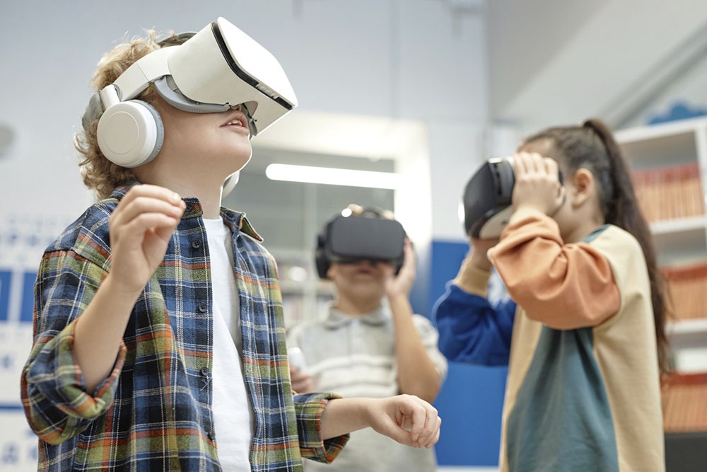 Дети в VR шлемах на занятии в классе.
