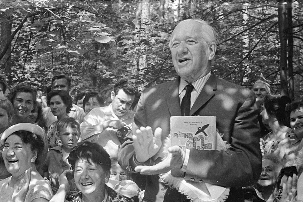 Рина Зеленая  и  Корней Чуковский участвуют в празднике "Здравствуй, лето!" в Переделкино, 1964 го