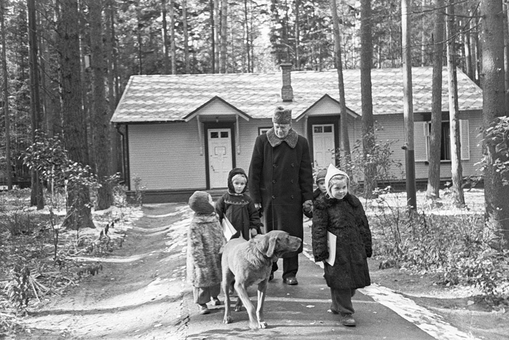 Корней Чуковский с детьми гуляет около детской библиотеки в Переделкино, 1959 год.