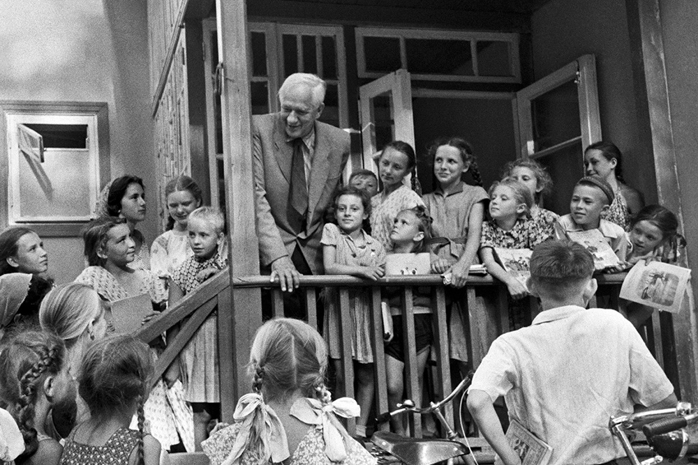 Корней Чуковский беседует с детьми, пришедшими обменять книги в библиотеке на даче писателя, 1957 год.