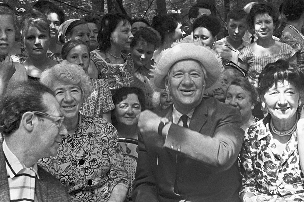 Рина Зеленая, Серафима Бирман, писатель Корней Чуковский участвуют в празднике "Здравствуй, лето!" на даче К. Чуковского в Переделкино, 1964 год.